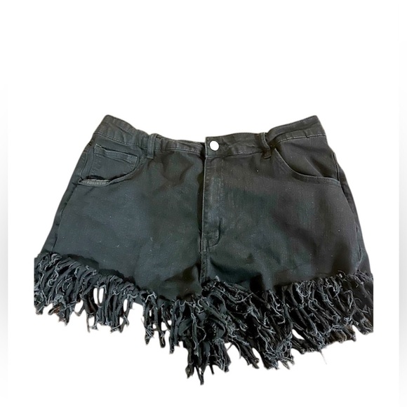 SHEIN Pants - SHEIN black cut off Shorts size 2x
